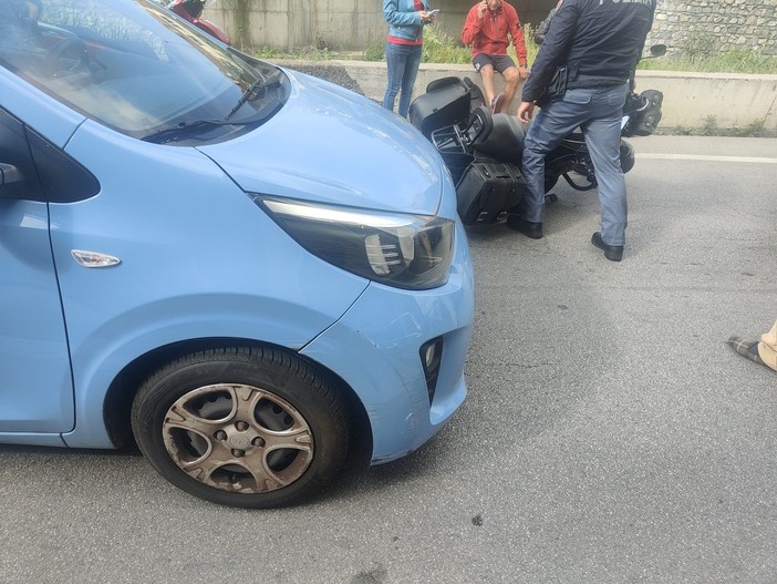 Imperia: incidente in via Airenti, uomo leggermente ferito e traffico semi paralizzato (Foto)