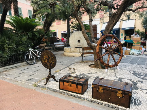 Mostra mercato dell’antiquariato in piazza Bianchi e via San Giovanni a Imperia Mostra mercato dell’antiquariato in piazza Bianchi e via San Giovanni a Imperia