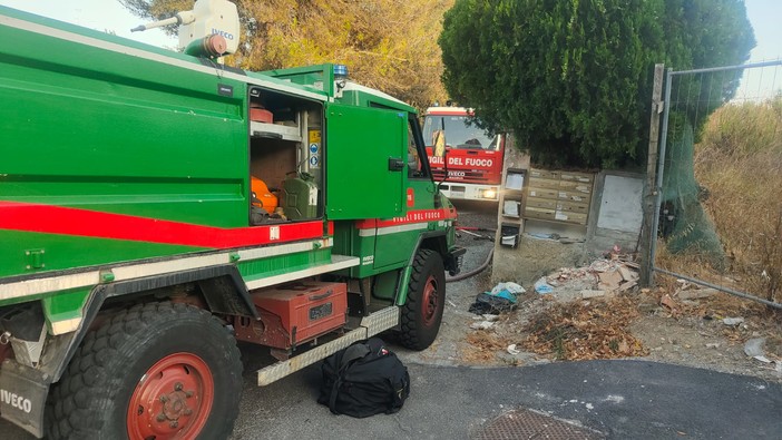 Imperia, a fuoco il tetto di una comunità che ospita migranti (Foto e video)