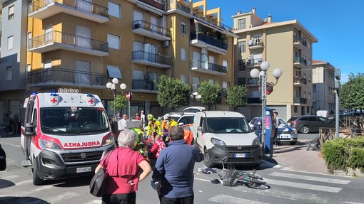 Diano Marina: ciclista si scontra con un'auto in via Santa Caterina, trasporto in elicottero a Pietra Ligure (Foto)
