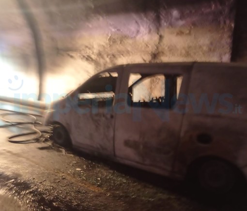 Furgone in fiamme sulla A10 tra Albenga e Andora: autostrada chiusa, soccorsi mobilitati e disagi anche nell'imperiese (Foto)