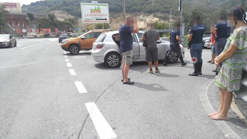 Doppio incidente in pochi minuti, a Pontedassio scontro tra una bicicletta e un'auto di fronte al Bennet (Foto)