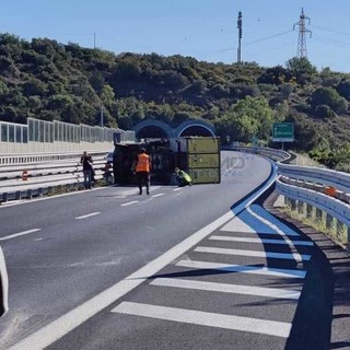 Furgone cappottato sulla A10: disagi alla viabilità tra Andora e Albenga (FOTO) Furgone cappottato sulla A10: disagi alla viabilità tra Andora e Albenga (FOTO)