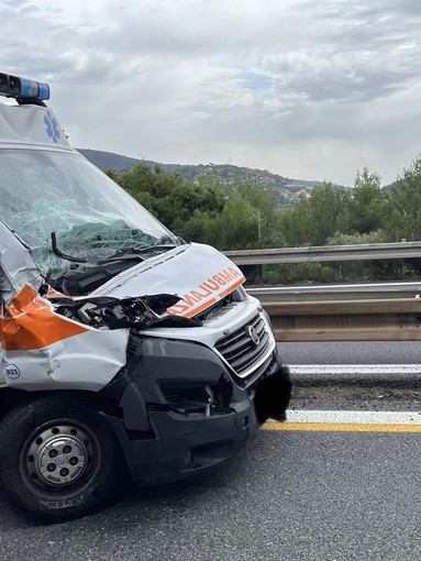 Incidente in autostrada: coinvolta un'ambulanza (Foto) Incidente in autostrada: coinvolta un'ambulanza (Foto)