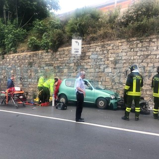 Imperia: scontro auto-scooter in via San Lazzaro, 80enne trasportato in elicottero (Foto)