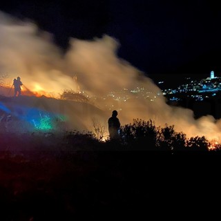 Terzorio: incendio in atto in località San Stevi, Vigili del Fuoco e volontari al lavoro (Foto e Video)