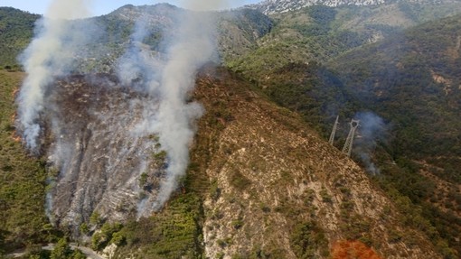 Ventimiglia: incendio a Villatella, oltre alle squadre a terra anche un elicottero e il Canadair