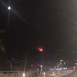 L'incendio in zona capo Berta visto da Diano Marina (foto da video su Facebook) L'incendio in zona capo Berta visto da Diano Marina (foto da video su Facebook)