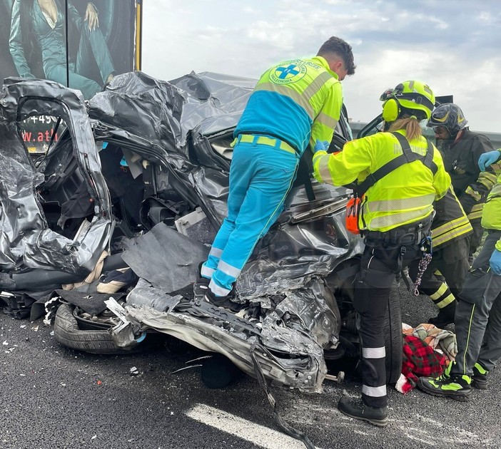 Grave incidente sulla A10 tra Sanremo e Taggia: tre mezzi coinvolti, due morti e quattro feriti, traffico in tilt (Foto)