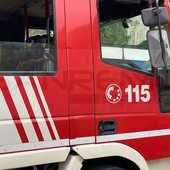 San Bartolomeo al Mare: auto in fiamme all'uscita dell'autostrada, illesi i passeggeri