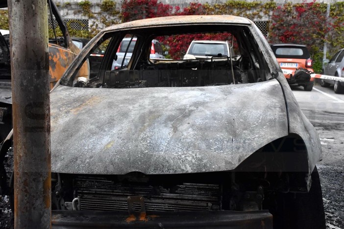 San Bartolomeo al Mare: brucia un'auto in via Cristoforo Colombo, intervento dei Vigili del Fuoco San Bartolomeo al Mare: brucia un'auto in via Cristoforo Colombo, intervento dei Vigili del Fuoco