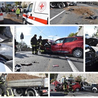 Sanremo: incidente a Capo Nero, tre mezzi si scontrano ed un camioncino perde letame sulla strada (Foto)