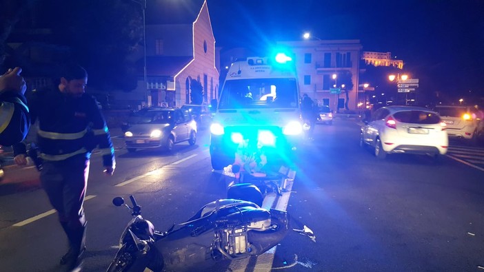 Imperia: scontro auto-moto nella zona del Prino, lievi ferite per una giovane portata in ospedale (Foto) Imperia: scontro auto-moto nella zona del Prino, lievi ferite per una giovane portata in ospedale (Foto)
