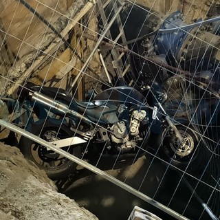 Imperia: perde il controllo della moto e si infila nello scavo in corso per l'acquedotto, giovane portato in ospedale (Foto e Video)
