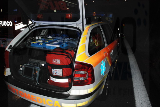Incidente stanotte sulla A10 tra Imperia e San Bartolomeo al Mare: auto incastrata in un Tir e un ferito Incidente stanotte sulla A10 tra Imperia e San Bartolomeo al Mare: auto incastrata in un Tir e un ferito