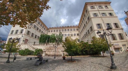 Sanremo: alunno del 'Colombo' spintona e minaccia una professoressa, genitori preoccupati per l'accaduto