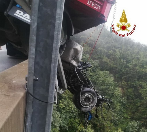 Incidente di Altare: terminate le operazioni di recupero della motrice, tratto autostradale ancora chiuso