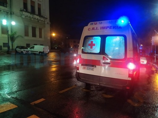 Imperia: 50enne investito di fronte al Comune, lievi ferite a una mano e trasporto in ospedale (Foto)