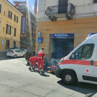 Imperia: mancata precedenza e scontro auto-scooter in via Schiva, intervento di 118 e Croce Rossa (Foto)