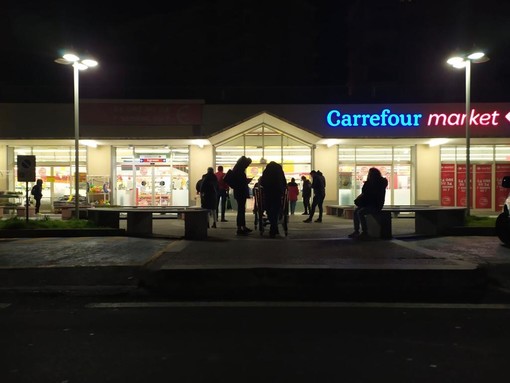 Coronavirus: anche a Imperia, dopo le parole di Conte, code al supermercato. Il governo "Non necessario" (foto) Coronavirus: anche a Imperia, dopo le parole di Conte, code al supermercato. Il governo "Non necessario" (foto)