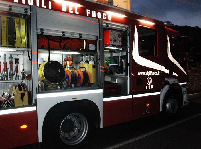 Ventimiglia: nella notte un albero cade sui binari della ferrovia, intervento dei Vigili del Fuoco
