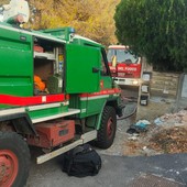 Imperia, a fuoco il tetto di una comunità che ospita migranti (Foto e video)