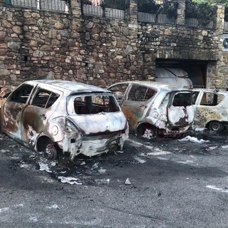 Sette auto danneggiate nell’incendio di Costarainera, i proprietari ancora in attesa di essere risarciti
