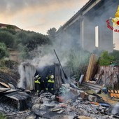 Diano Marina: incendio in un deposito di via Monade vicino all'autostrada A10 (Foto)