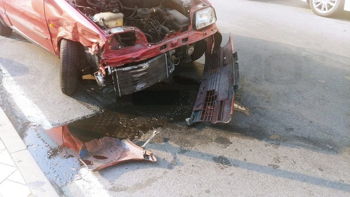 Imperia: 60enne accusa un malore mentre percorre via XXV Aprile e finisce contro le auto in sosta (Foto) Imperia: 60enne accusa un malore mentre percorre via XXV Aprile e finisce contro le auto in sosta (Foto)