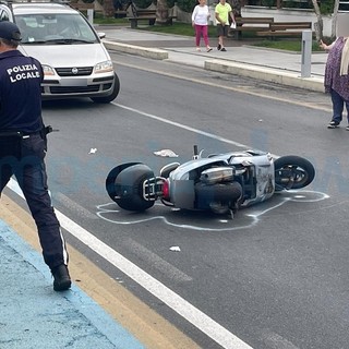 Diano Marina: cade con lo scooter sul lungomare, 39enne trasportato in ospedale (Foto)