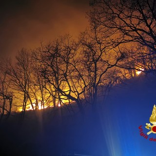 Emergenza incendi, entroterra nella morsa del fuoco: notte di presidio per i vigili del fuoco