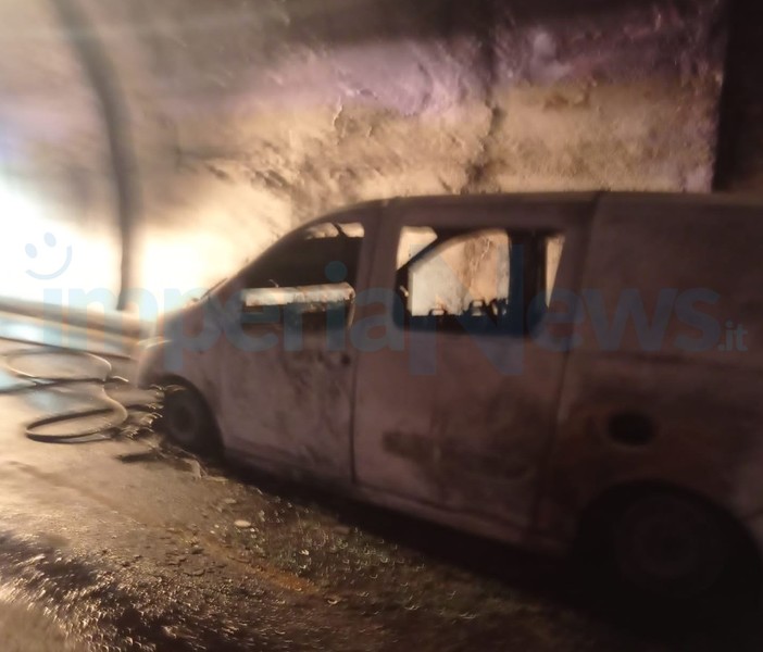 Furgone in fiamme sulla A10 tra Albenga e Andora: autostrada chiusa, soccorsi mobilitati e disagi anche nell'imperiese (Foto)
