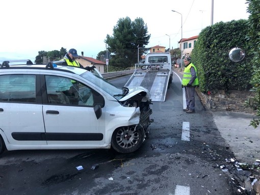Scontro frontale tra un'auto e un furgone sull'Aurelia: tre feriti e mobilitazione di soccorsi sul posto (Foto) Scontro frontale tra un'auto e un furgone sull'Aurelia: tre feriti e mobilitazione di soccorsi sul posto (Foto)