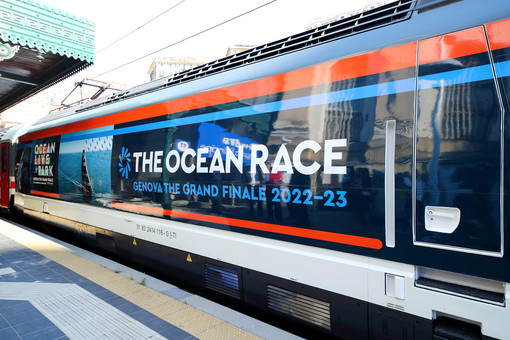 L'Intercity con le immagini di Ocean Race