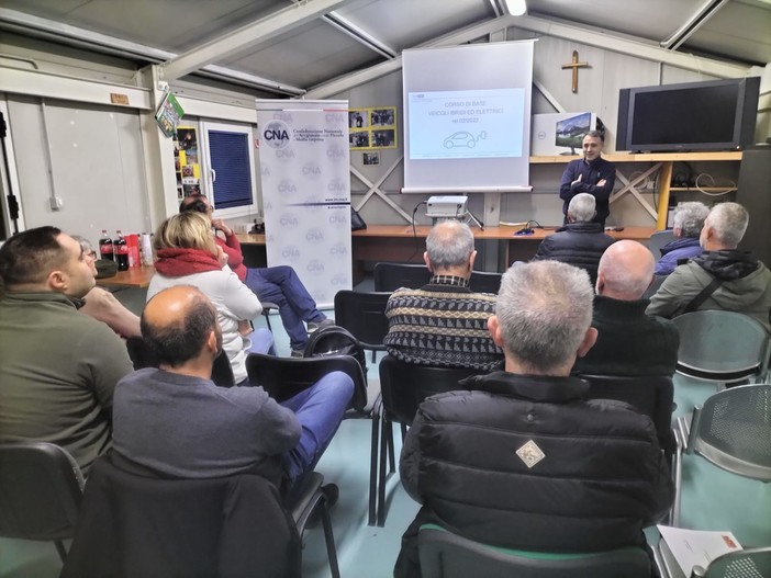 “Sicurezza dei veicoli ibridi ed elettrici”: incontro formativo di Cna e Fortec per la squadra antincendi di Sanremo