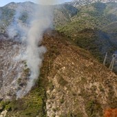 Ventimiglia: incendio a Villatella, oltre alle squadre a terra anche un elicottero e il Canadair