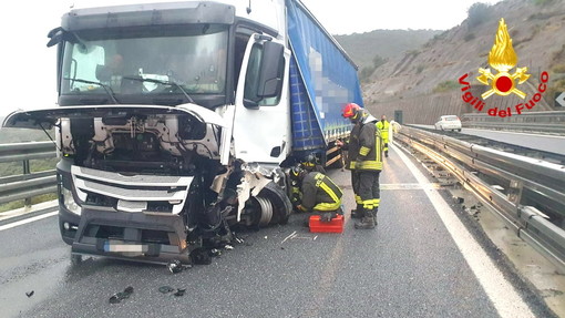 Castellaro: auto contro camion sulla A10, autostrada chiusa in direzione Imperia e lunghe code (Foto)