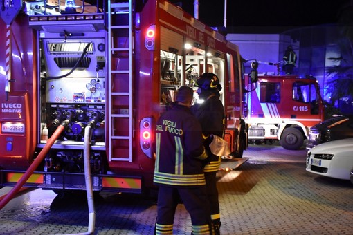 Paura per un incendio in casa a Diano Marina, a fuoco un frigorifero: nessun ferito