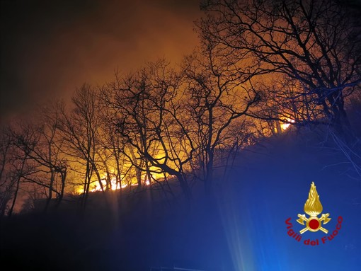 Emergenza incendi, entroterra nella morsa del fuoco: notte di presidio per i vigili del fuoco