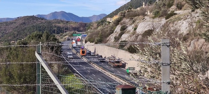 Pietra Ligure: pullman pieno di bambini partito dall'imperiese si schianta contro un muro in A10