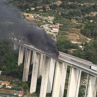 Vallecrosia: mezzo pesante prende fuoco sulla A10, soccorsi in atto e autostrada chiusa in entrambi i sensi (Foto e video)
