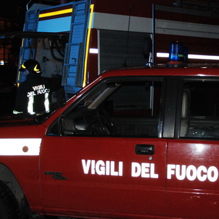 Diano Castello: furgone in fiamme stanotte in via Passaggia, intervento di Vigili del Fuoco e Carabinieri