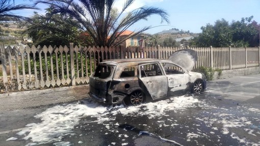 Riva Ligure: auto va a fuoco in via Vigne, intervento dei pompieri e strada chiusa al traffico (Foto e Video) Riva Ligure: auto va a fuoco in via Vigne, intervento dei pompieri e strada chiusa al traffico (Foto e Video)