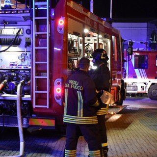 Chiusavecchia: incendio a un tetto del centro storico di Sarola, evacuata famiglia di quattro persone