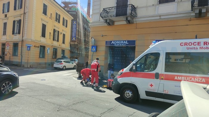 Imperia: mancata precedenza e scontro auto-scooter in via Schiva, intervento di 118 e Croce Rossa (Foto)