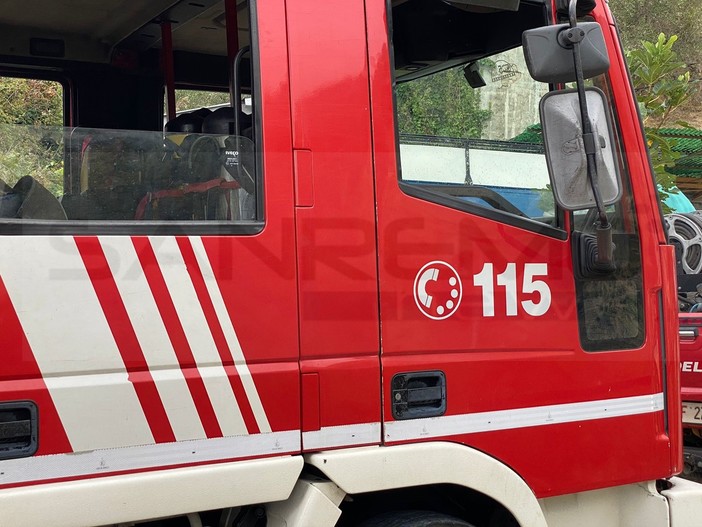 San Bartolomeo al Mare: auto in fiamme all'uscita dell'autostrada, illesi i passeggeri