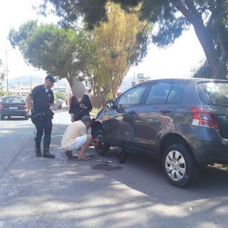Imperia: incidente sul lungomare, per primo arriva il Sindaco che aiuta il ferito e regola il traffico per qualche minuto Imperia: incidente sul lungomare, per primo arriva il Sindaco che aiuta il ferito e regola il traffico per qualche minuto