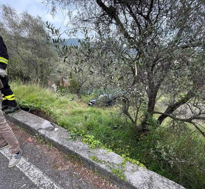 L'auto finita fuori strada sulla strada per Moltedo L'auto finita fuori strada sulla strada per Moltedo