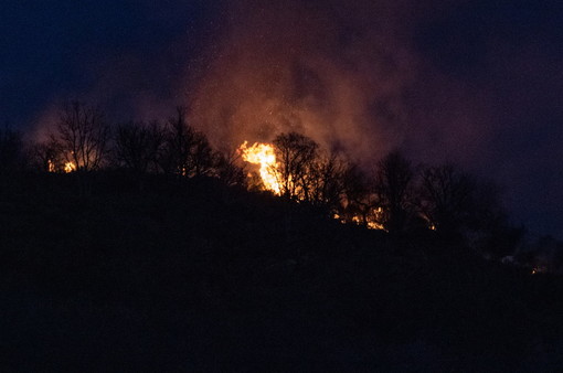 Ancora attivo l'incendio sul Monte Faudo di ieri: sul posto i Vigili del Fuoco e in arrivo i mezzi aerei