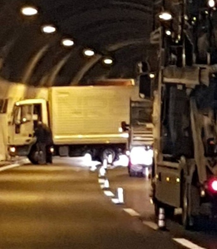Si intraversa un camion nel savonese sull'Autostrada dei Fiori: problemi per il traffico in direzione Genova (Foto) Si intraversa un camion nel savonese sull'Autostrada dei Fiori: problemi per il traffico in direzione Genova (Foto)
